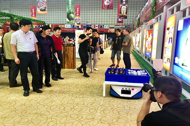 國際啤酒節(jié)：我不是酒神，我是科捷機(jī)器人